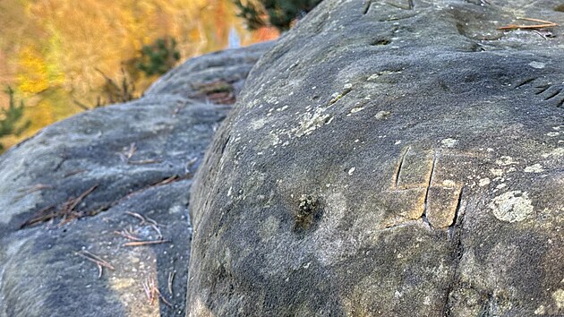 Vandal vyryl hákový kříž do skály u Věžického rybníka. (27. října 2026)