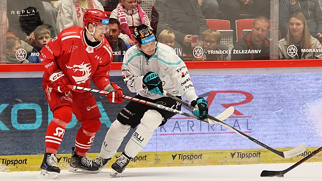 Třinecký útočník Michal Kovařčík atakuje karlovarského soupeře.