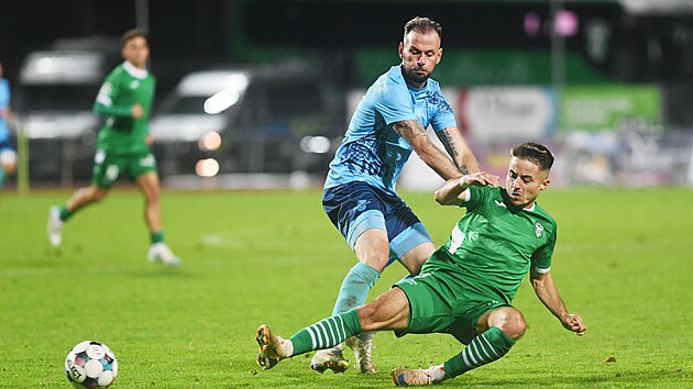 Ústecký Pavel Moulis v souboji s Adamem Čišovským z Karviné.