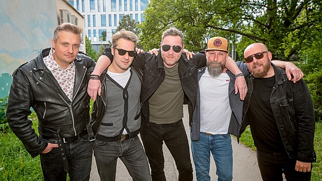 Hardrocková kapela In Memory se rozpadla v roce 2006. Nyní však pětice vystoupí v českobudějovickém sále Beseda v původní sestavě (zleva) s bubeníkem Davidem Tačudem Petrouškem, basákem Michalem Hořejším, klávesistou Janem Reindlem, zpěvákem a kytaristou Josefem Fojtou a kytaristou Petrem Kubátem.