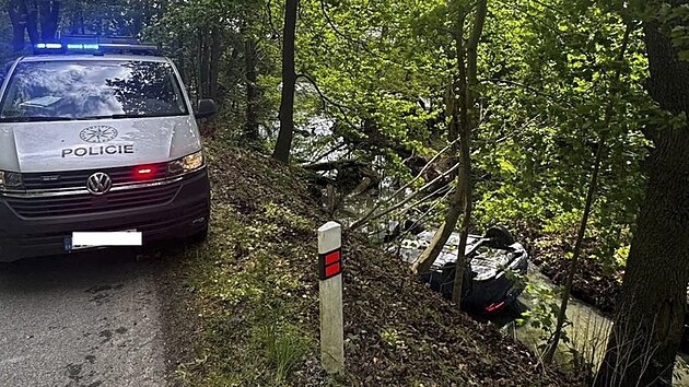 Auto skončilo v potoce otočen&eacute; na střechu. Byli v něm rodiče s mal&yacute;m d&iacute;tětem. Ze silnice nebylo vidět. (květen 2026)