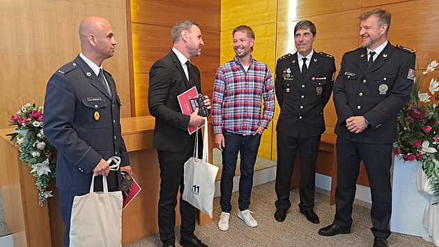 Na slavnostn&iacute;m před&aacute;v&aacute;n&iacute; oceněn&iacute; titulu Gentleman silnic debatuj&iacute; zleva Pavel Brožovsk&yacute;, Jindřich Grill,  ředitel projektu Gentleman silnic Jan Marek, mluvč&iacute; jihočesk&eacute; policie Milan Bajcura a prachatick&yacute; ředitel policie Pavel B&aacute;rt&iacute;k.