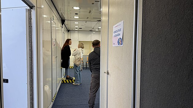 Na bezplatné vyšetření očí pomocí umělé inteligence zamířily v sobotu stovky lidí k pardubickému Globusu.
