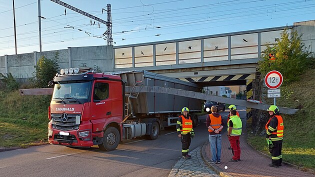 Řidič nákladní soupravy uvázl v Kostěnicích pod železničním mostem. (21. října 2026)
