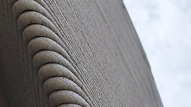 Nová kaple sv. Josefa Kalasanského u Primátorské hráze v Litomyšli vznikla podle návrhu architekta Petra Hájka pomocí 3D tisku betonu. (říjen 2026)