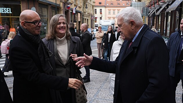 Bývalý prezident Václav Klaus při příležitosti 108. výročí od vzniku samostatného Československa. Na fotografii se zdraví s ministrem kultury Otou Klempířem (Motoristé sobě). (28. říjen 2026)