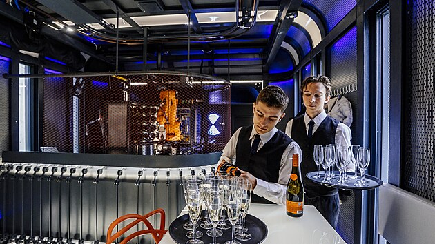 Otevřen&iacute; robotick&eacute; vin&aacute;rny CyberDog, kter&aacute; byla navržena sochařem Davidem Čern&yacute;m. Vin&aacute;rna se po několikalet&eacute; pauze znovuotevřela d&iacute;ky spolupr&aacute;ci firmy Trigema a studentů Sm&iacute;chovsk&eacute; středn&iacute;, kteř&iacute; robota naprogramovali. (20. ř&iacute;jna 2026)
