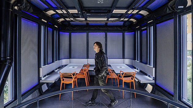 Otevřen&iacute; robotick&eacute; vin&aacute;rny CyberDog, kter&aacute; byla navržena sochařem Davidem Čern&yacute;m. Vin&aacute;rna se po několikalet&eacute; pauze znovuotevřela d&iacute;ky spolupr&aacute;ci firmy Trigema a studentů Sm&iacute;chovsk&eacute; středn&iacute;, kteř&iacute; robota naprogramovali. (20. ř&iacute;jna 2026)