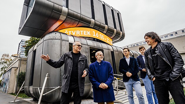 Otevřen&iacute; robotick&eacute; vin&aacute;rny CyberDog, kter&aacute; byla navržena sochařem Davidem Čern&yacute;m. Vin&aacute;rna se po několikalet&eacute; pauze znovuotevřela d&iacute;ky spolupr&aacute;ci firmy Trigema a studentů Sm&iacute;chovsk&eacute; středn&iacute;, kteř&iacute; robota naprogramovali. (20. ř&iacute;jna 2026)