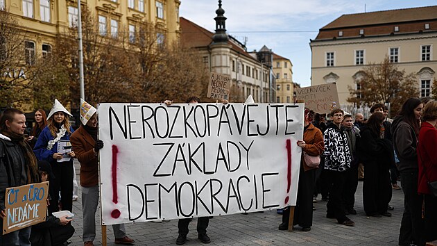 Vyjádřit podporu České televizi a Českému rozhlasu přišlo na náměstí Svobody v centru Brna přes dva tisíce lidí. (28. října 2026)