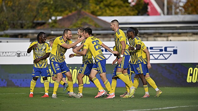 Michal Cup&aacute;k slav&iacute; se spoluhr&aacute;či ze Zl&iacute;na vyrovn&aacute;vac&iacute; g&oacute;l na 1:1 proti Olomouci.