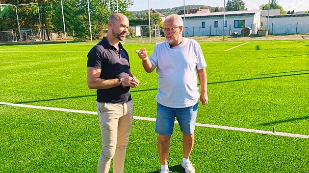 Nov&eacute; fotbalov&eacute; hři&scaron;tě v Nov&yacute;ch Hodějovic&iacute;ch m&aacute; umělou tr&aacute;vu třet&iacute; generace. Na sn&iacute;mku je vlevo n&aacute;městek prim&aacute;torky Petr Maro&scaron; a vedle něj Richard &Scaron;&iacute;rek, předseda FC Nov&eacute; Hodějovice. (ř&iacute;jen 2026)
