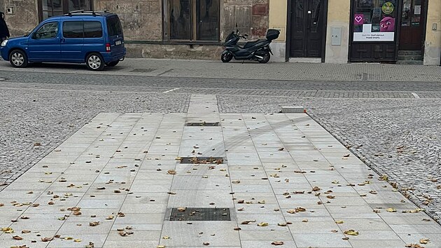 Po průjezdu a manévrování polského kamionu zůstaly na novém velkomeziříčském Náměstí škody. Promáčklé jsou kovové rošty, uvolněná je dlažba, patrné jsou stopy po pneumatikách. (20. října 2026)