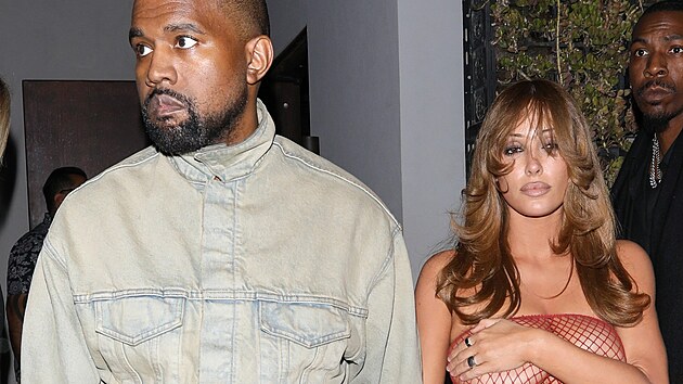 Kanye West a Bianca Censori při odchodu z klubu The Living Room v Los Angeles.
