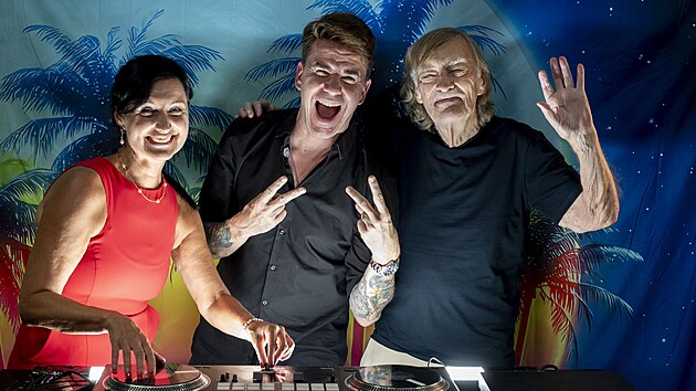 13. komnatu DJ Roxtara natočil režis&eacute;r V&iacute;t Olmer a moderovala ji jeho manželka Simona Chytrov&aacute;.