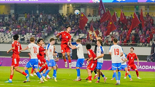 Zápas ústecké Střední průmyslové školy s domácí Čínou na fotbalovém mistrovství světa středoškoláků.
