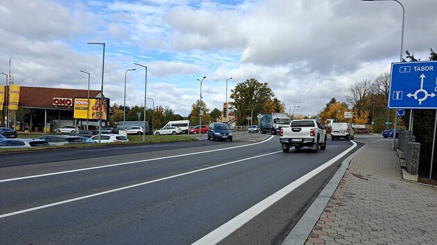 Podle policie je v&scaron;echno v poř&aacute;dku a př&iacute;padn&eacute; ucp&aacute;n&iacute; křižovatky je pouze věc&iacute; řidičů (27. ř&iacute;jna 2026).