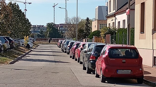 I v okol&iacute; Vědecko-technick&eacute;ho parku se parkuje, kde se d&aacute;. (8. ř&iacute;jna 2026)