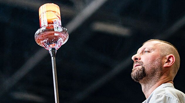 Výroba kolekce Levitation je řemeslně velmi náročná, ročně tak vzniká pouze 200 kusů od každé ze sklenic.