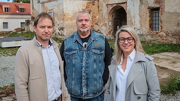 Architekt a vizion&aacute;ř Milan Vesel&yacute; od roku 2021 d&aacute;v&aacute; nov&yacute; život panstv&iacute; v obci Bz&iacute; na Vltavot&yacute;nsku. Bude zde hotel, stylov&eacute; ubytov&aacute;n&iacute; či restaurace a rybn&iacute;k. Na sn&iacute;mku manažeři a architekti společnosti Loxia (zleva) Michal Hendrych, Milan Vesel&yacute; a Jana Mast&iacute;kov&aacute;. (21. ř&iacute;jna 2026)