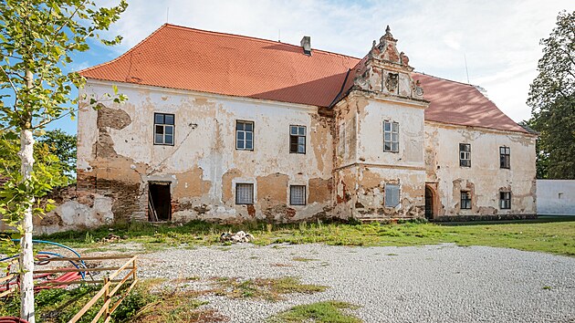 Architekt a vizion&aacute;ř Milan Vesel&yacute; od roku 2021 d&aacute;v&aacute; nov&yacute; život panstv&iacute; v obci Bz&iacute; na Vltavot&yacute;nsku. Bude zde hotel, stylov&eacute; ubytov&aacute;n&iacute; či restaurace a rybn&iacute;k. (21. ř&iacute;jna 2026)