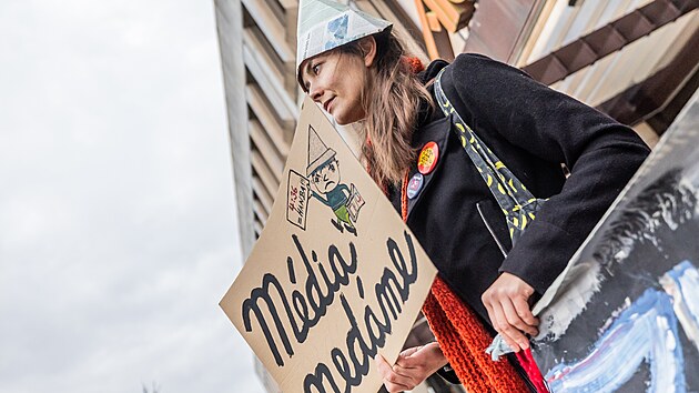 Stovky demonstrantů přišly odpoledne protestovat proti překotným změnám financování veřejnoprávních médií k budově kulturního centra Aldis v Hradci Králové, kde sídlí regionální redakce České televize. (28. října 2026).