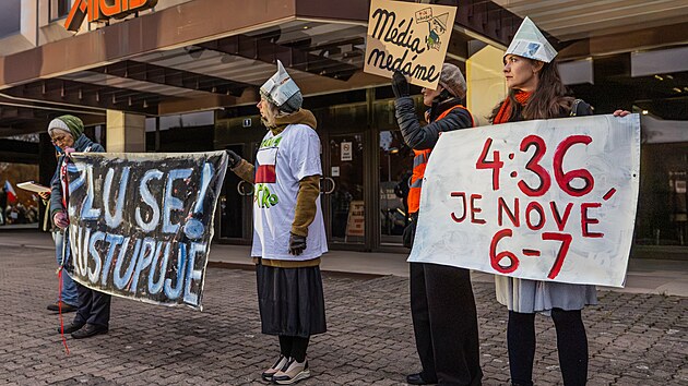 Stovky demonstrantů přišly odpoledne protestovat proti překotným změnám financování veřejnoprávních médií k budově kulturního centra Aldis v Hradci Králové, kde sídlí regionální redakce České televize. (28. října 2026).