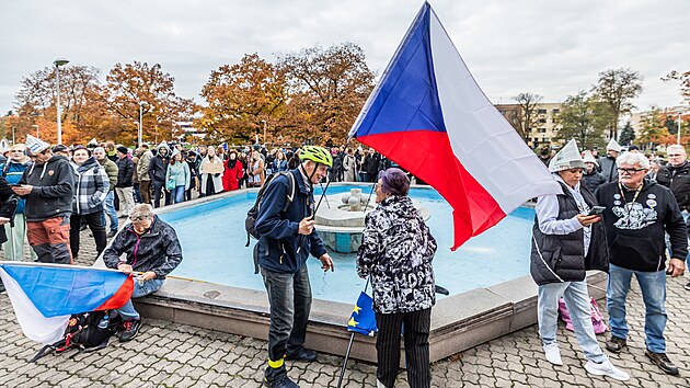 Stovky demonstrantů přišly odpoledne protestovat proti překotným změnám financování veřejnoprávních médií k budově kulturního centra Aldis v Hradci Králové, kde sídlí regionální redakce České televize. (28. října 2026).