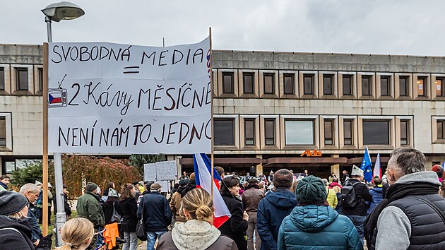 Stovky demonstrantů přišly odpoledne protestovat proti překotným změnám financování veřejnoprávních médií k budově kulturního centra Aldis v Hradci Králové, kde sídlí regionální redakce České televize. (28. října 2026).