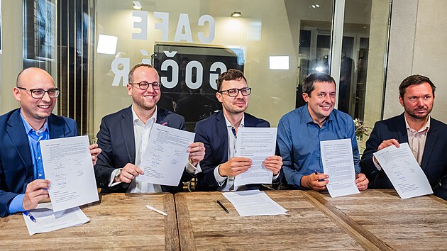 Zástupci uskupení ODS, STAN, Progresivní Pardubice a Noví lidovci podepsali v Café Gočár v areálu Automatických mlýnů koalici. Primátorem Pardubic bude Ondřej Tichý (ODS) (uprostřed). (26. října 2026).