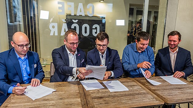 Zástupci uskupení ODS, STAN, Progresivní Pardubice a Noví lidovci podepsali v Café Gočár v areálu Automatických mlýnů koalici. Primátorem Pardubic bude Ondřej Tichý (ODS) (uprostřed). (26. října 2026).