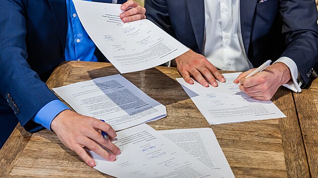 Zástupci uskupení ODS, STAN, Progresivní Pardubice a Noví lidovci podepsali v Café Gočár v areálu Automatických mlýnů koalici. Primátorem Pardubic bude Ondřej Tichý (ODS) (uprostřed). (26. října 2026).