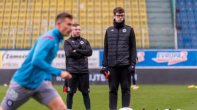 Mas&eacute;r brněnsk&eacute;ho Artisu Bedřich Dr&aacute;ždil dohl&iacute;ž&iacute; na rozcvičku před utk&aacute;n&iacute;m s Teplicemi. (24. ř&iacute;jna 2026)