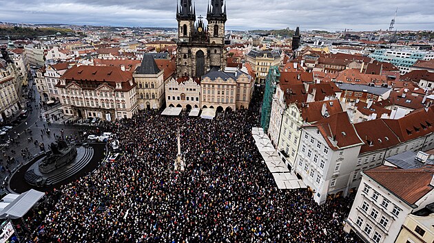 Tis&iacute;ce lid&iacute; demonstrovaly na pražsk&eacute;m Staroměstsk&eacute;m n&aacute;měst&iacute; proti zru&scaron;en&iacute; poplatků za ČT a ČRo. (25. č&iacute;jna 2026)