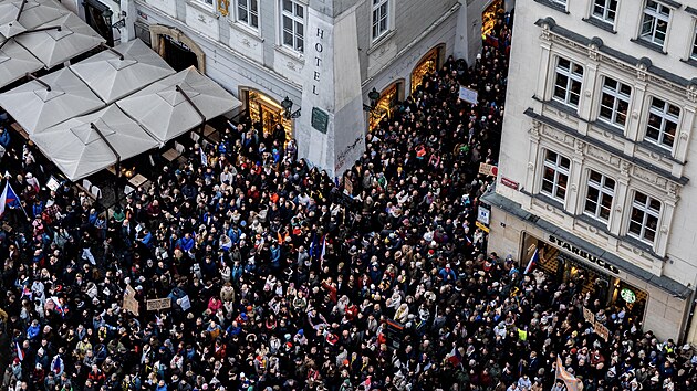 Tis&iacute;ce lid&iacute; demonstrovaly na pražsk&eacute;m Staroměstsk&eacute;m n&aacute;měst&iacute; proti zru&scaron;en&iacute; poplatků za ČT a ČRo. (25. č&iacute;jna 2026)