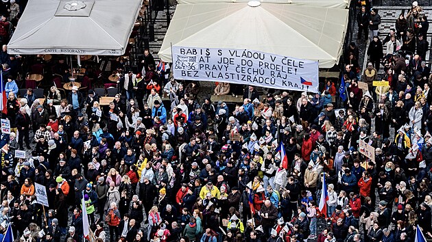 Tis&iacute;ce lid&iacute; demonstrovaly na pražsk&eacute;m Staroměstsk&eacute;m n&aacute;měst&iacute; proti zru&scaron;en&iacute; poplatků za ČT a ČRo. (25. č&iacute;jna 2026)