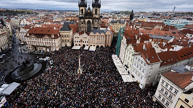 Tis&iacute;ce lid&iacute; demonstrovaly na pražsk&eacute;m Staroměstsk&eacute;m n&aacute;měst&iacute; proti zru&scaron;en&iacute; poplatků za ČT a ČRo. (25. č&iacute;jna 2026)