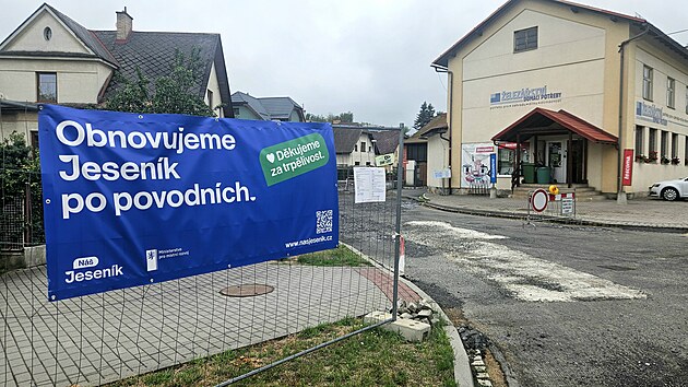 Povodeň v září 2024 Jesenicko zdevastovala, silně zasažený byl mimo jiné Jeseník. Opravy pokračují dodnes (na snímku z července 2026 oprava ulice Jaroslava Ježka).