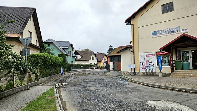 Povodeň v září 2024 Jesenicko zdevastovala, silně zasažený byl mimo jiné Jeseník. Opravy pokračují dodnes (na snímku z července 2026 oprava ulice Jaroslava Ježka).
