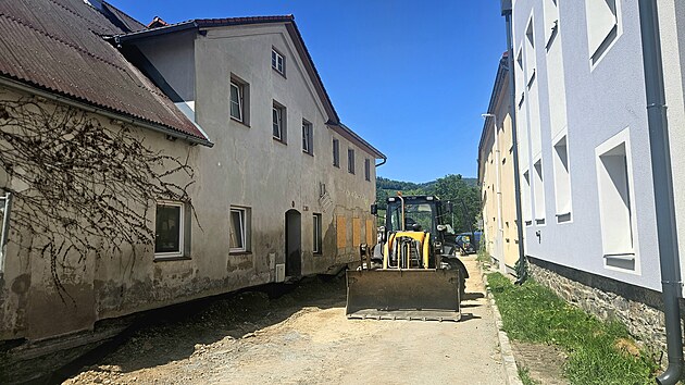 Povodeň v září 2024 Jesenicko zdevastovala, silně zasažený byl mimo jiné Jeseník. Opravy pokračují dodnes (na snímku z května 2026 provizorní oprava Žižkovy ulice).