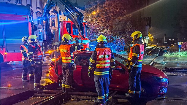 Pohled na jedno z aut, kter&eacute; uv&aacute;zlo na opravovan&eacute;m přejezdu v olomouck&eacute; Wolkerově ulici pot&eacute;, co se řidič pokusil m&iacute;stem projet navzdory z&aacute;kazu.