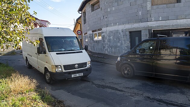 &Uacute;zkou silnici mezi zl&iacute;nsk&yacute;mi č&aacute;stmi Pr&scaron;tn&eacute; a Louky řidiči využ&iacute;vali, aby se vyhnuli hlavn&iacute;mu tahu. S t&iacute;m je konec, město z n&iacute; uděalo jednosměrku. (ř&iacute;jen 2026)