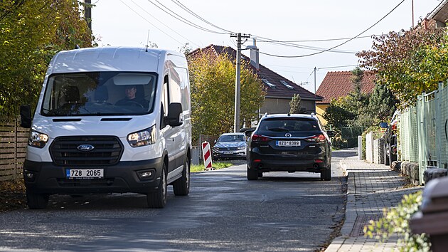 &Uacute;zkou silnici mezi zl&iacute;nsk&yacute;mi č&aacute;stmi Pr&scaron;tn&eacute; a Louky řidiči využ&iacute;vali, aby se vyhnuli hlavn&iacute;mu tahu. S t&iacute;m je konec, město z n&iacute; uděalo jednosměrku. (ř&iacute;jen 2026)