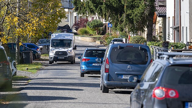 &Uacute;zkou silnici mezi zl&iacute;nsk&yacute;mi č&aacute;stmi Pr&scaron;tn&eacute; a Louky řidiči využ&iacute;vali, aby se vyhnuli hlavn&iacute;mu tahu. S t&iacute;m je konec, město z n&iacute; uděalo jednosměrku. (ř&iacute;jen 2026)
