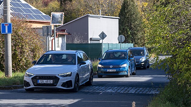 &Uacute;zkou silnici mezi zl&iacute;nsk&yacute;mi č&aacute;stmi Pr&scaron;tn&eacute; a Louky řidiči využ&iacute;vali, aby se vyhnuli hlavn&iacute;mu tahu. S t&iacute;m je konec, město z n&iacute; uděalo jednosměrku. (ř&iacute;jen 2026)