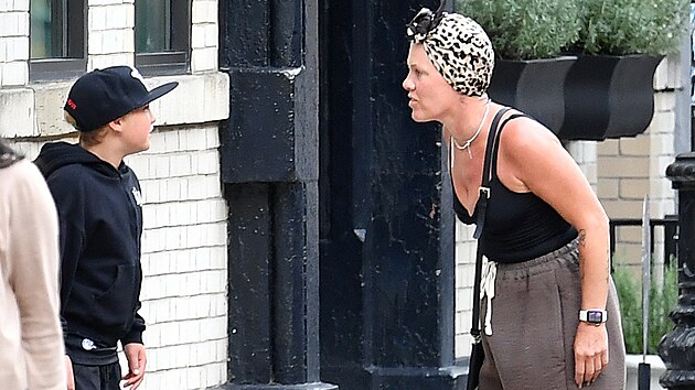 Zpěvačka Pink se synem v ulicích New Yorku (říjen 2026)