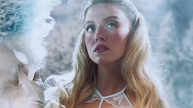 Sydney Sweeney vsadila ve vánoční kampani na krajkové prádlo a svůdné modely. (říjen 2026)