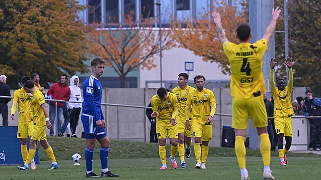 Fotbalisté Hradce Králové se radují z gólu, vpravo autor Abdullahi Umar.