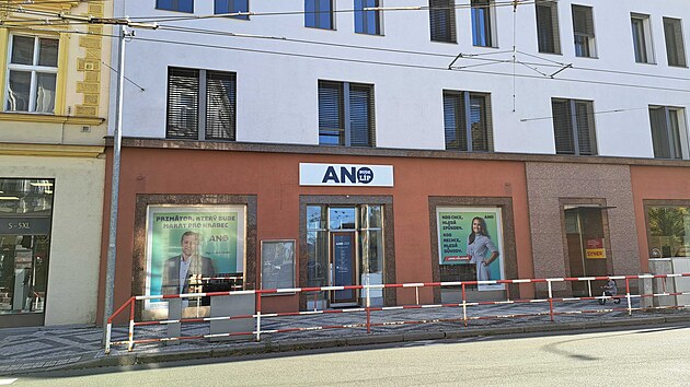 Před kancel&aacute;ř&iacute; ANO v Hradci Kr&aacute;lov&eacute; už nen&iacute; n&aacute;pis na chodn&iacute;ku (27. ř&iacute;jna 2026).