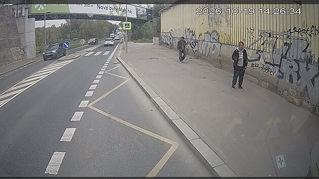 Dva svědci, kteří se nacházeli poblíž nehody, ke které došlo v ulici Kutnohorská v Praze 10. Dívku srazilo policejní auto se zapnutými majáky. (22. října 2026)